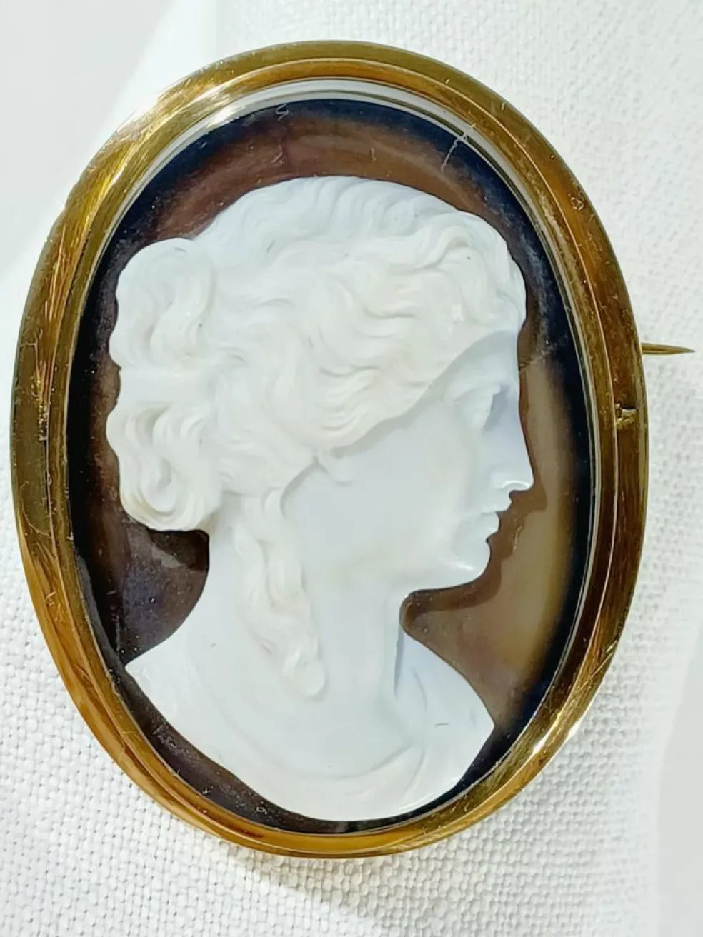 Broche camée or rose et agate
