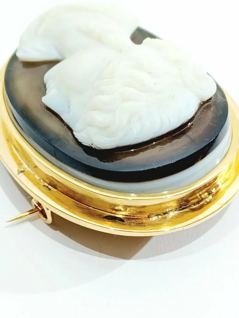 Broche camée or rose et agate