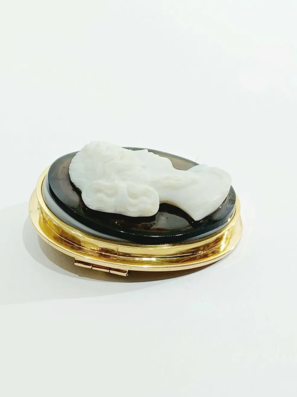 Broche camée or rose et agate