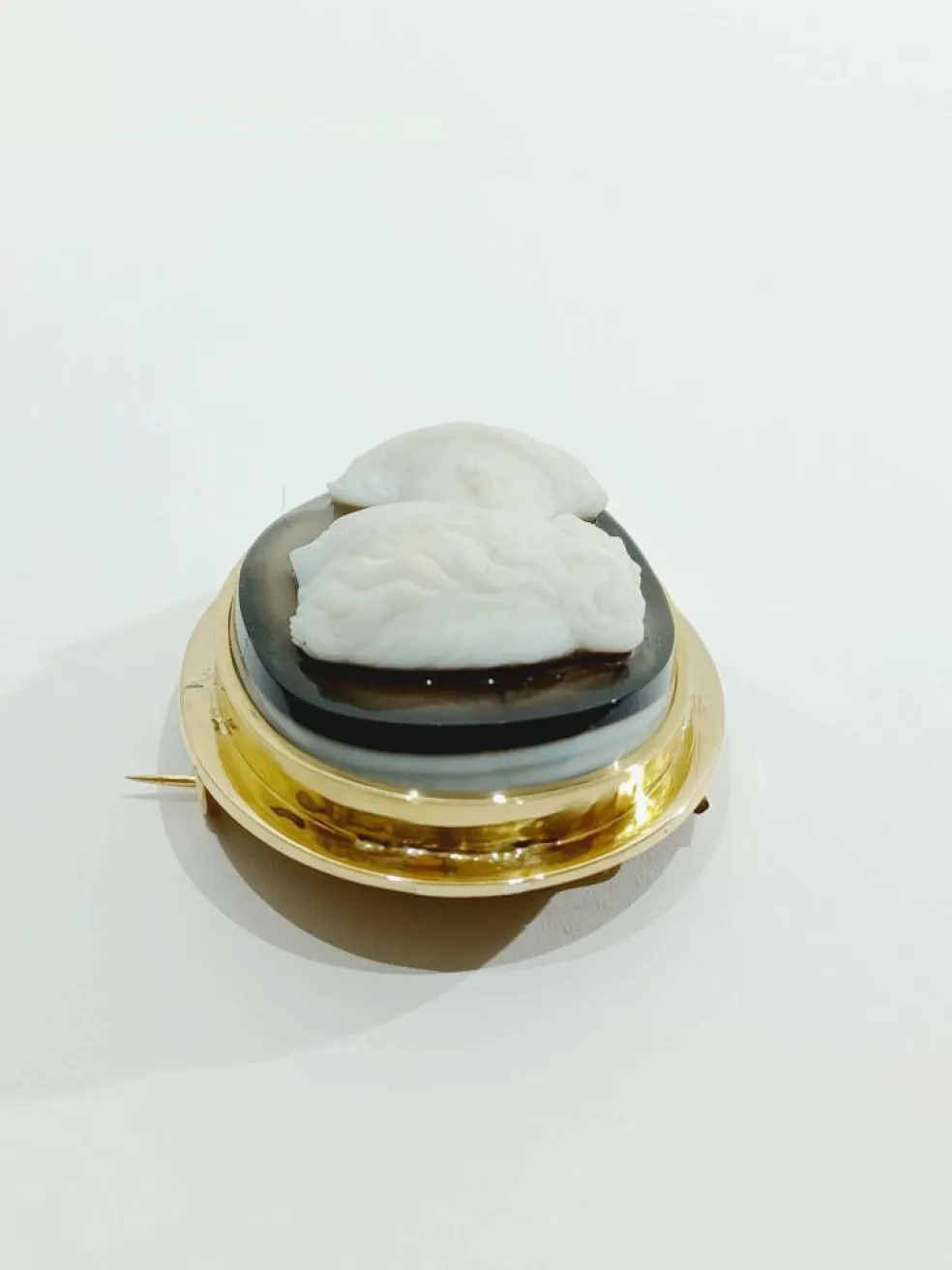 Broche camée or rose et agate