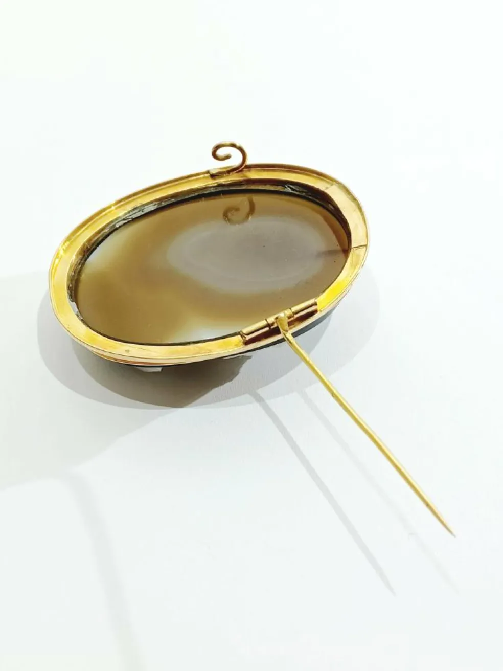 Broche camée or rose et agate
