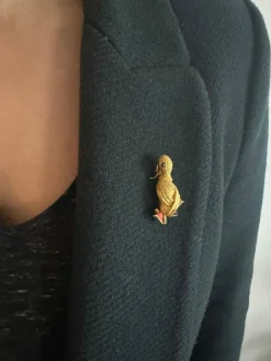 Broche Canard or jaune, corail, saphirs