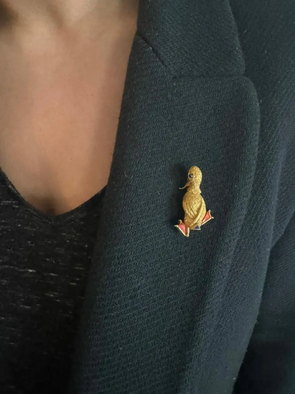 Broche Canard or jaune, corail, saphirs
