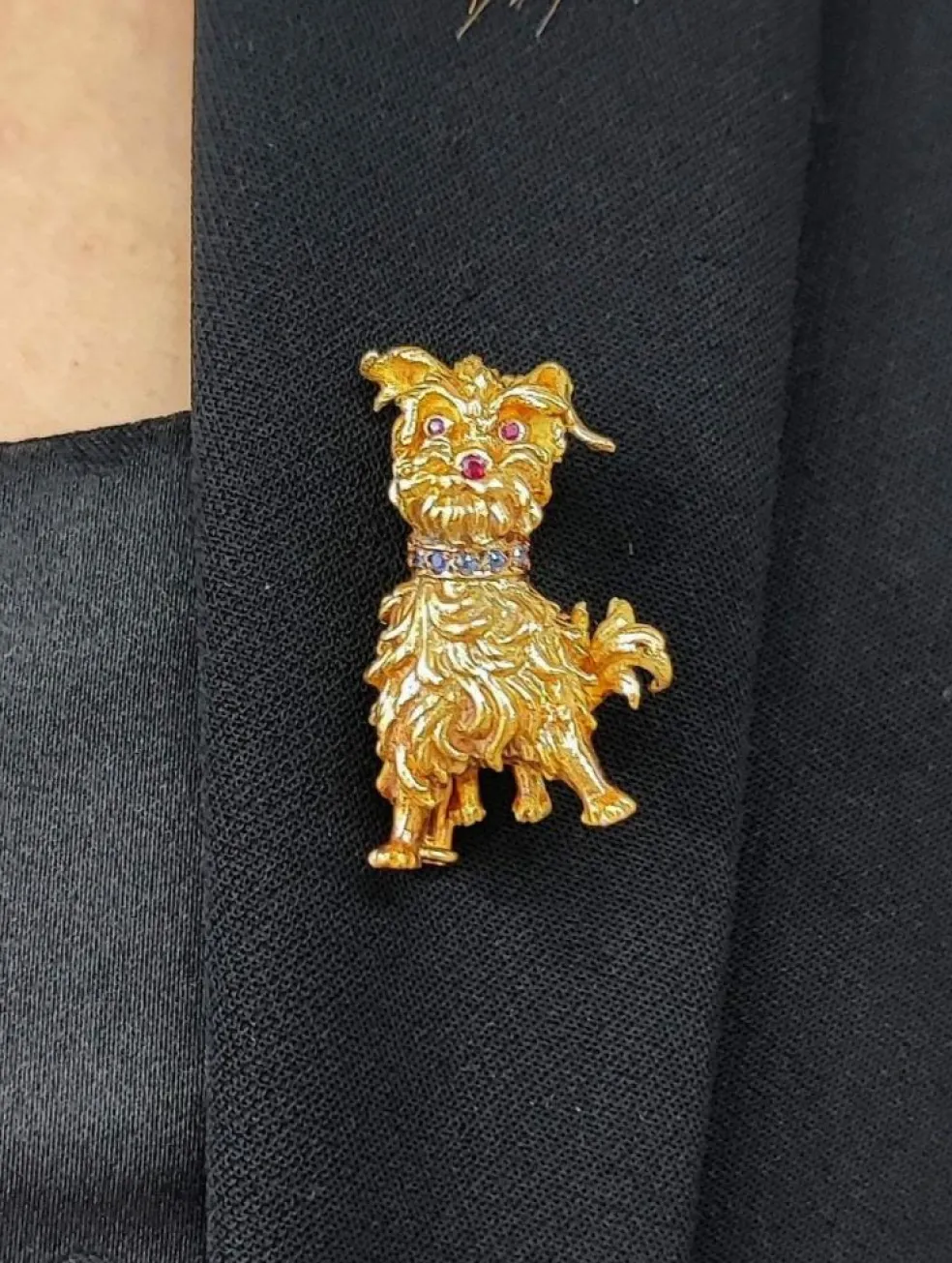 Broche chien ébouriffé or jaune