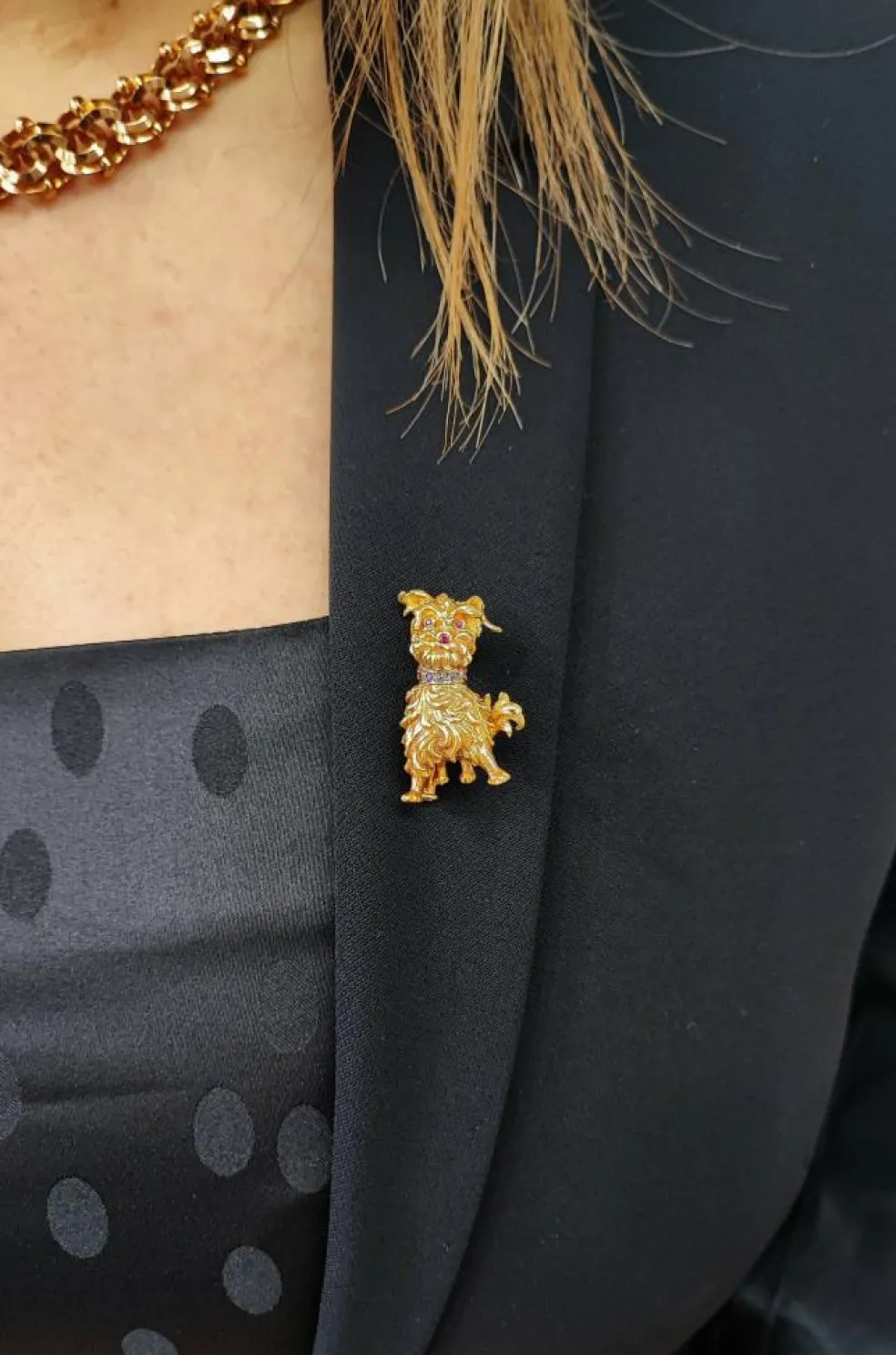 Broche chien ébouriffé or jaune