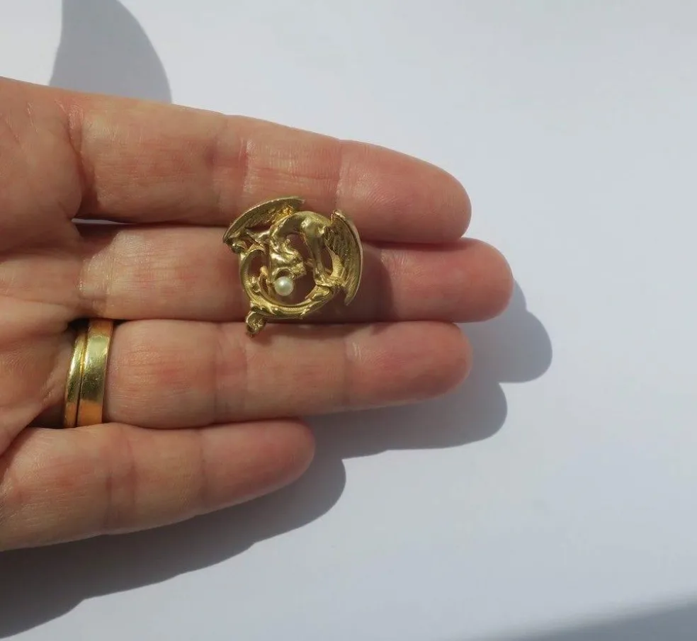 Broche chimère en Or jaune & perle