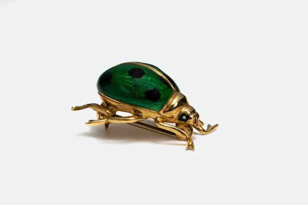Broche coccinelle en or jaune émaillé