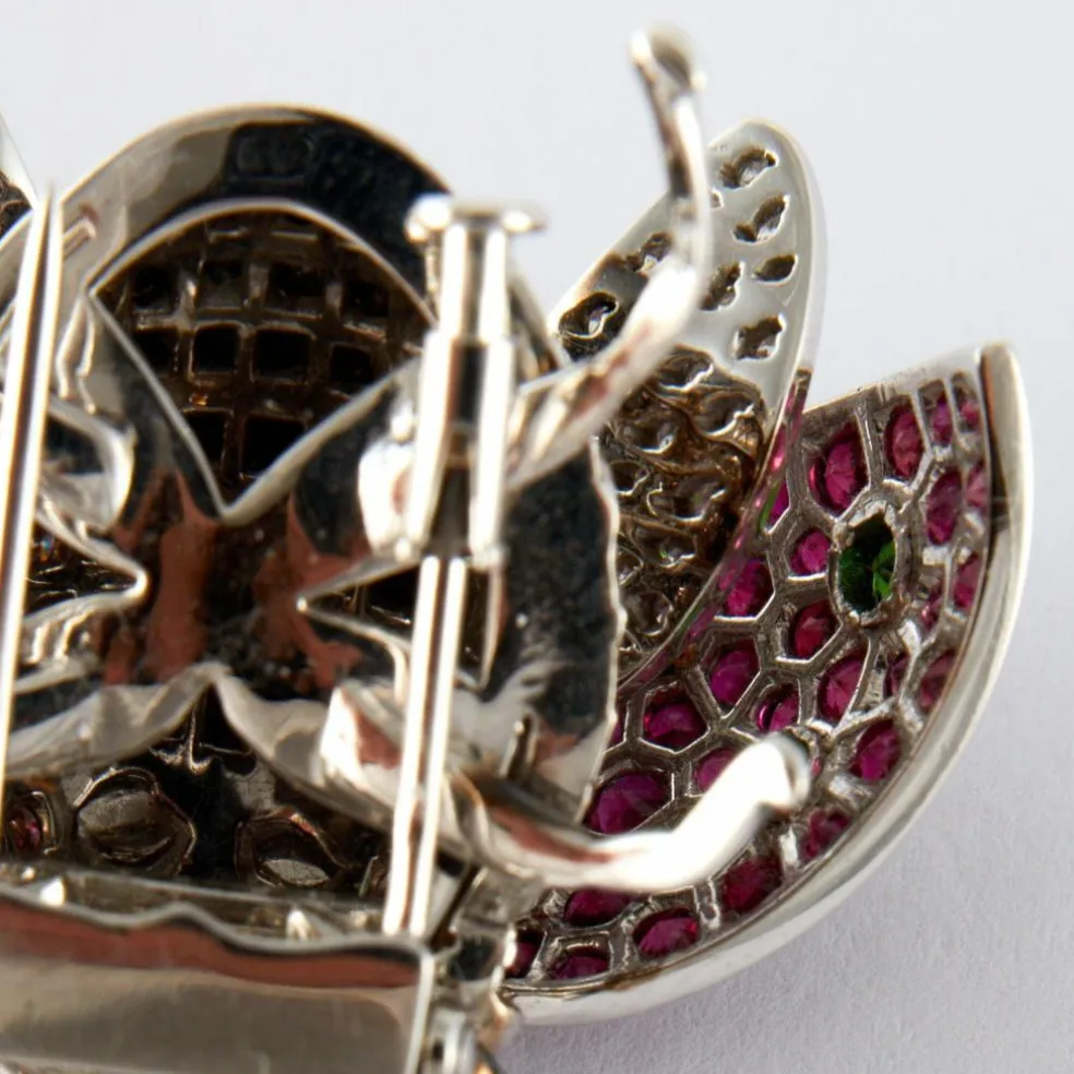 Broche "Coccinelle" Or Blanc, Rubis, Tsavorites & Diamants