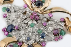 Broche cocktail vintage en or jaune avec diamants, rubis, saphirs et émeraudes