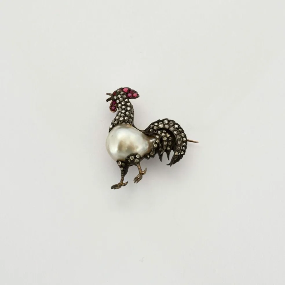 Broche Coq, diamants taille rose et rubis