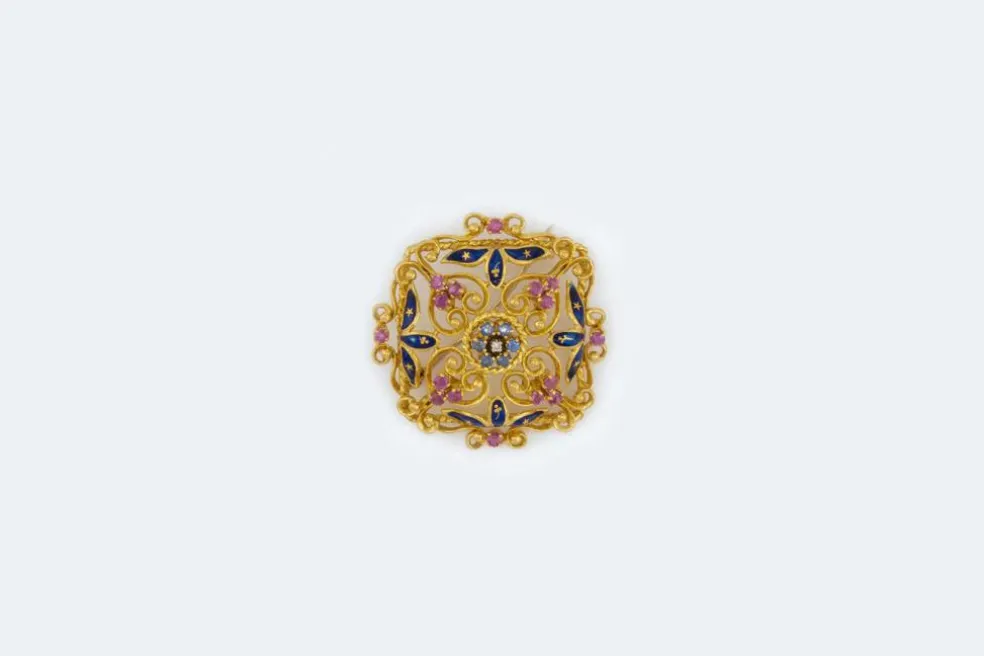 Broche coussin en or jaune avec rubis et saphirs