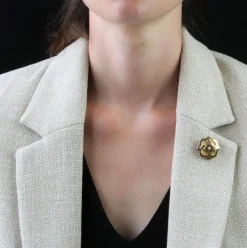 Broche de col or jaune perle