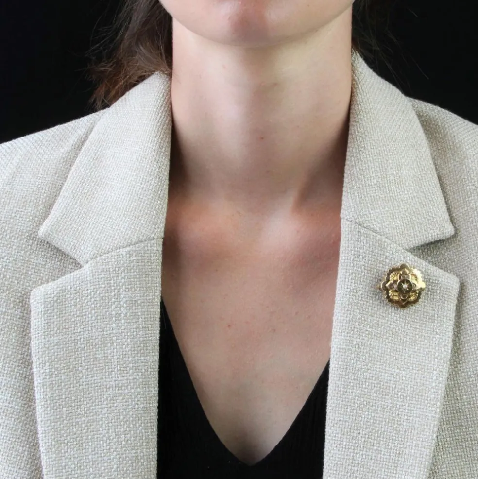 Broche de col or jaune perle
