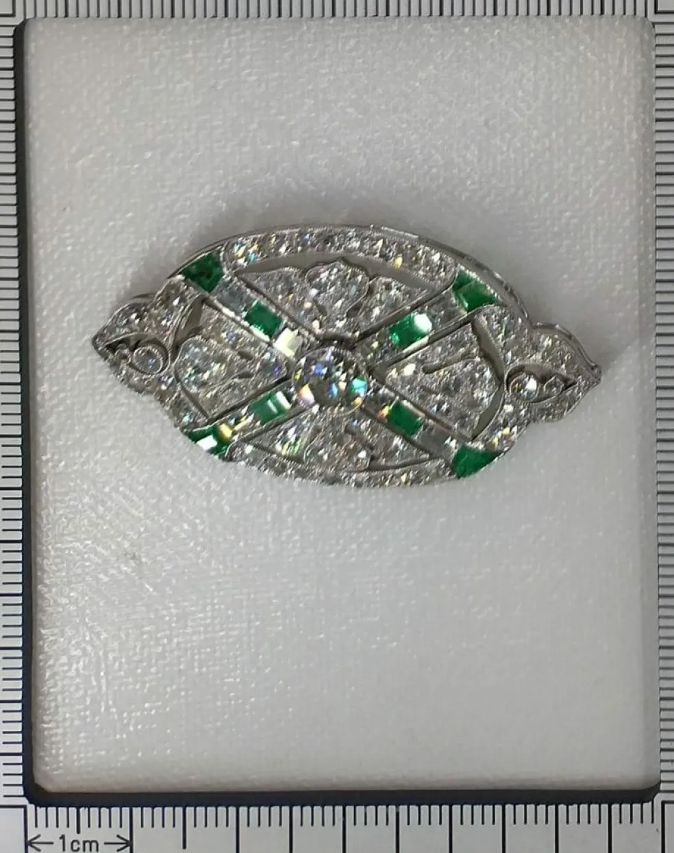Broche diamant et émeraude