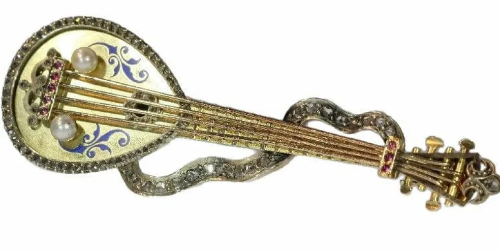 Broche diamants, émail