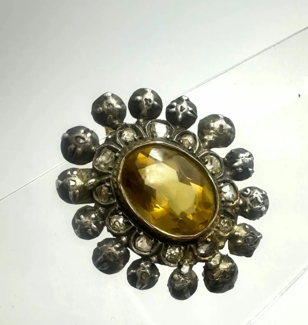 Broche du XVIIIe siècle en forme de soleil rayonnant
