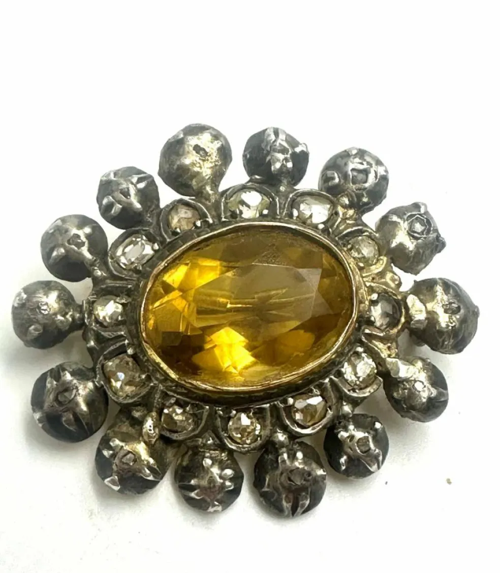 Broche du XVIIIe siècle en forme de soleil rayonnant