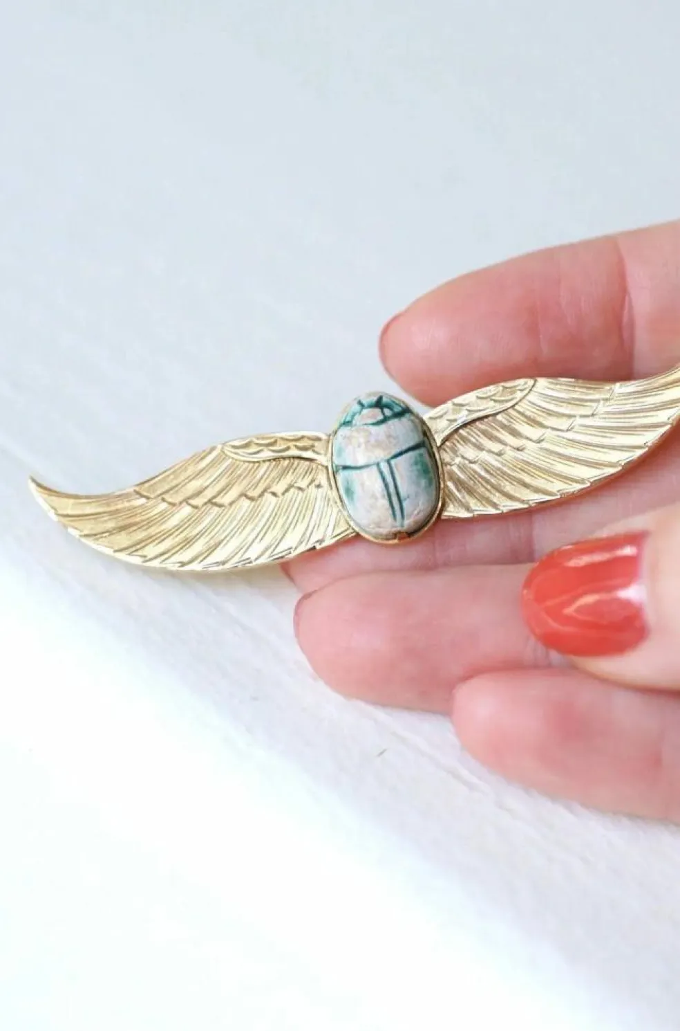 Broche Egyptomanie Or et Scarabée Amulette Fritte