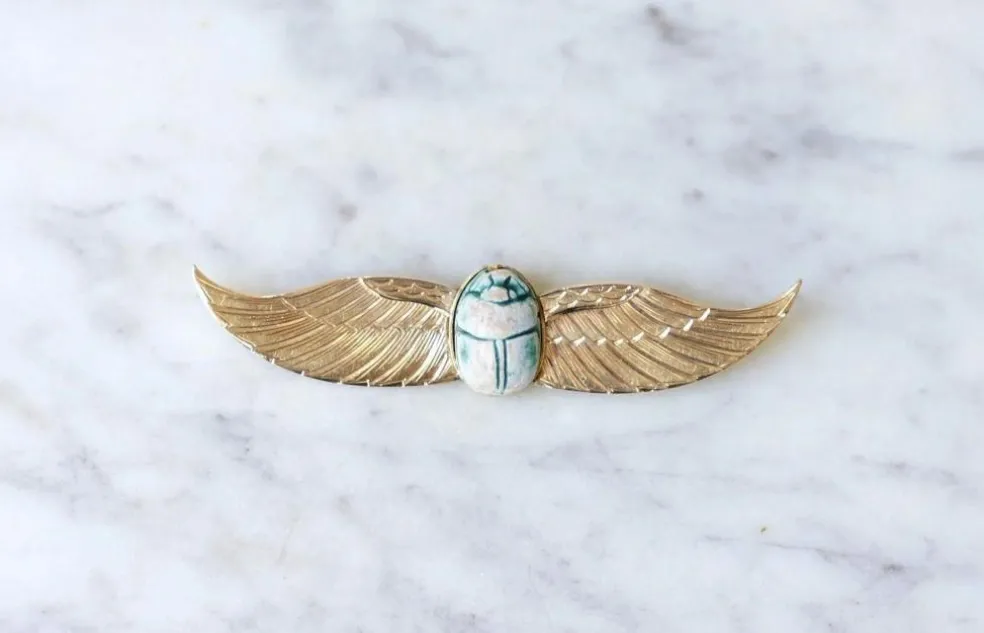 Broche Egyptomanie Or et Scarabée Amulette Fritte