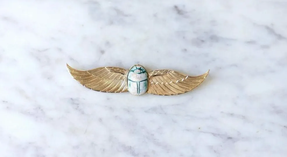 Broche Egyptomanie Or et Scarabée Amulette Fritte