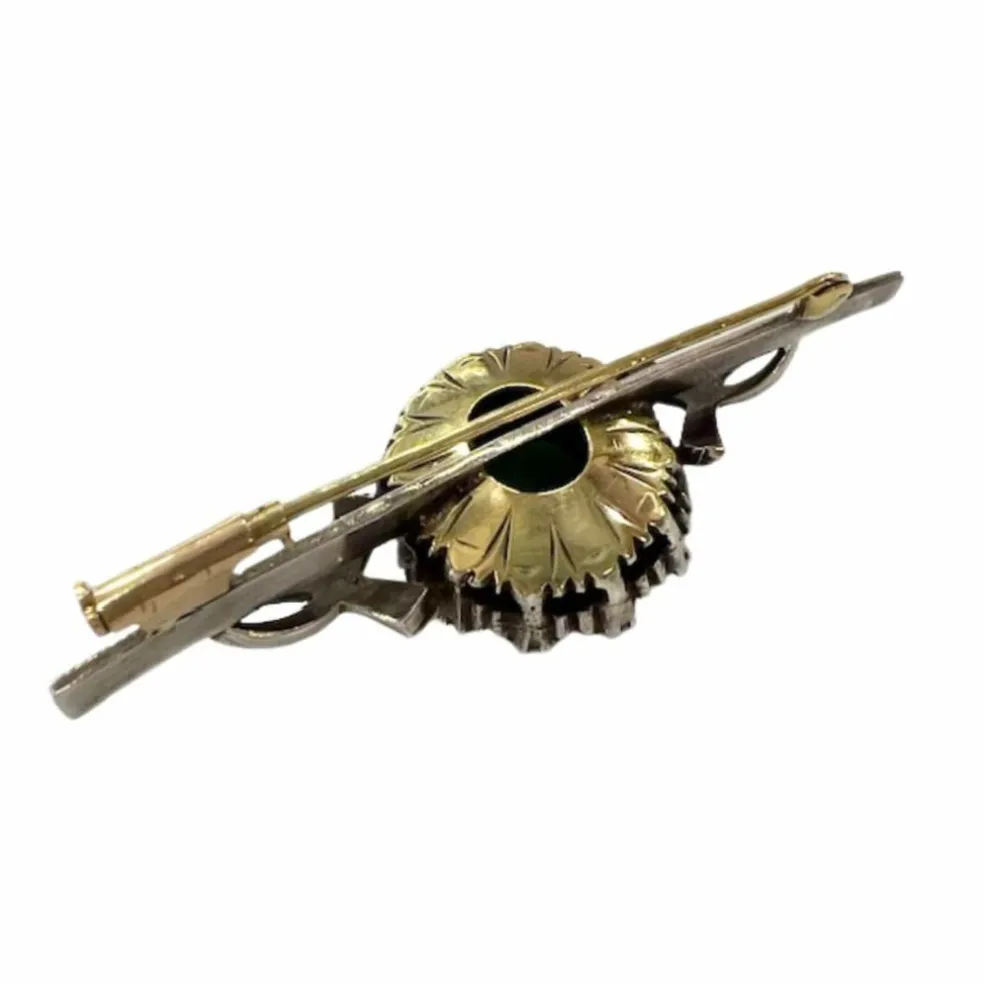 Broche en argent et or taille française avec agate verte contrastante