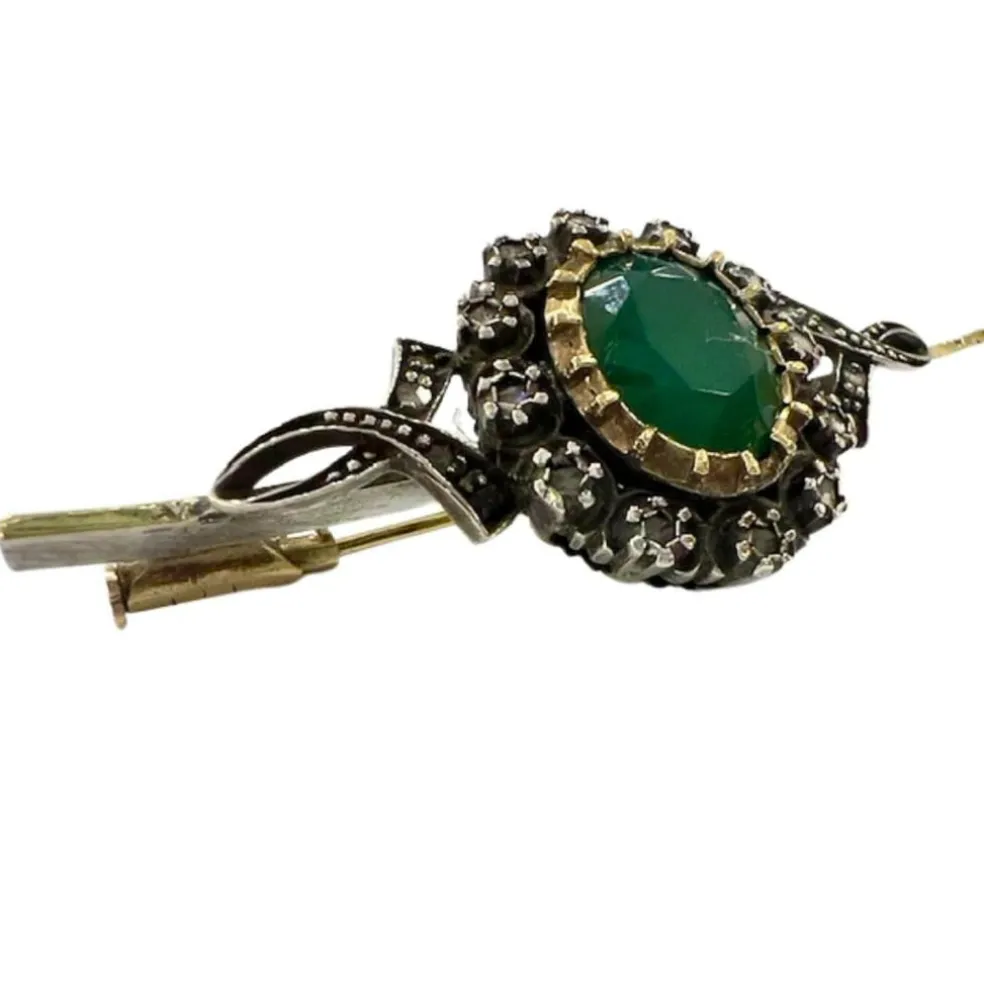 Broche en argent et or taille française avec agate verte contrastante