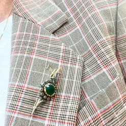 Broche en argent et or taille française avec agate verte contrastante