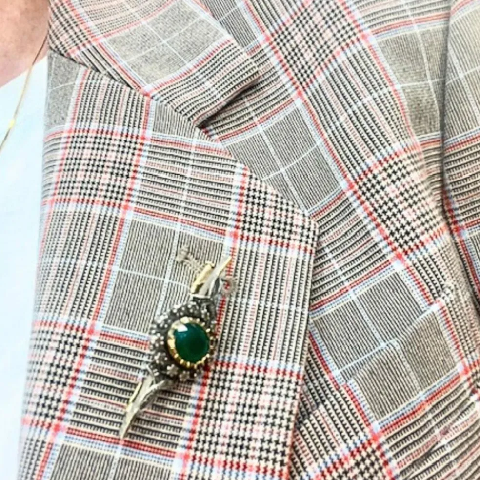 Broche en argent et or taille française avec agate verte contrastante
