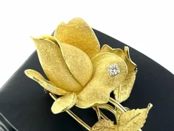 Broche en forme de rose en or jaune et blanc avec diamants