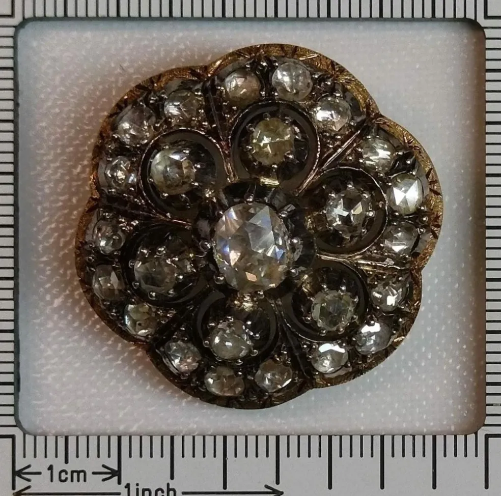 Broche en or avec diamants