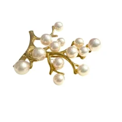 Broche en or avec perles
