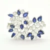 Broche en or blanc avec diamants et saphirs