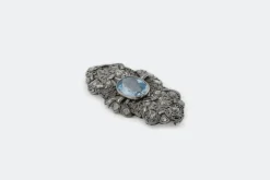 Broche en or blanc avec huit-huit diamants et aigue-marine