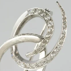 Broche en or blanc et diamants