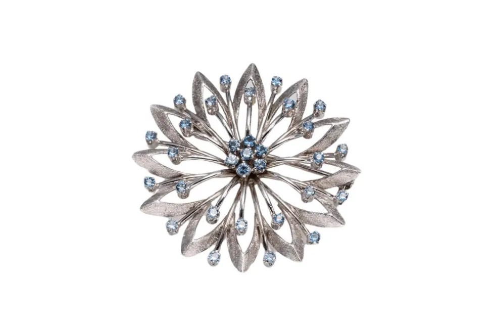 Broche en or blanc et pierres bleues
