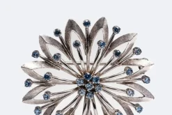 Broche en or blanc et pierres bleues