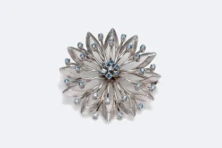 Broche en or blanc et pierres bleues