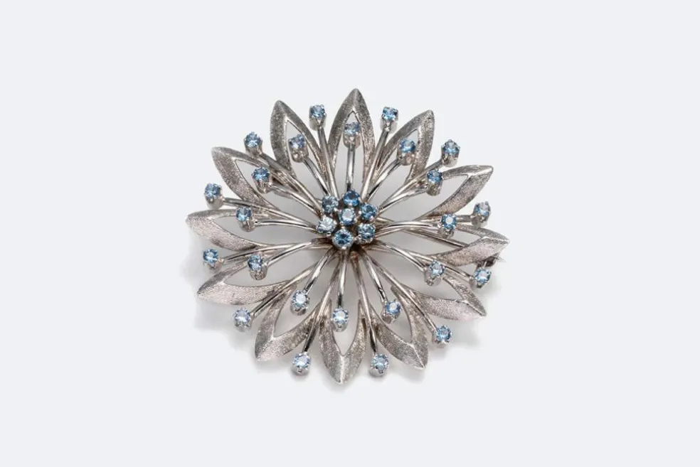 Broche en or blanc et pierres bleues
