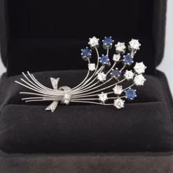 BROCHE EN OR BLANC 18KT - SAPHIRS ET DIAMANTS