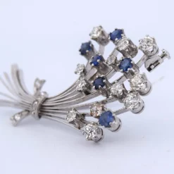 BROCHE EN OR BLANC 18KT - SAPHIRS ET DIAMANTS