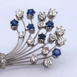 BROCHE EN OR BLANC 18KT - SAPHIRS ET DIAMANTS