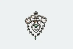 Broche en or et argent avec diamants et émeraudes