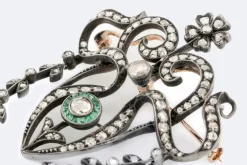 Broche en or et argent avec diamants et émeraudes