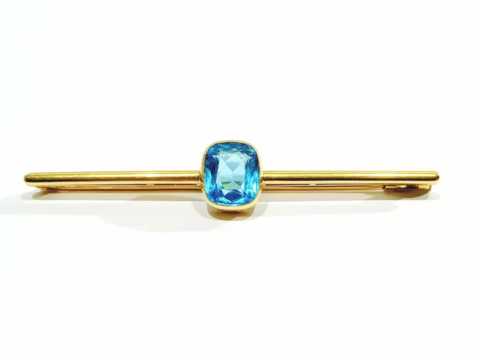 Broche en or et pierre synthétique