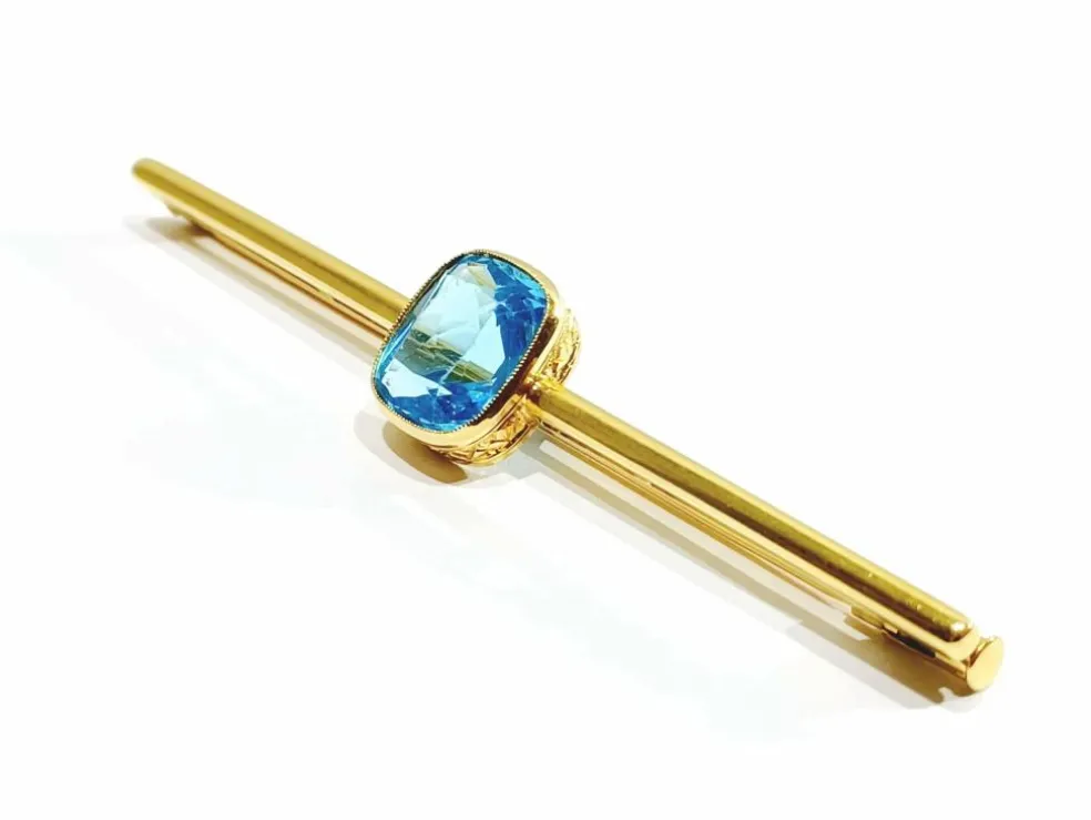 Broche en or et pierre synthétique