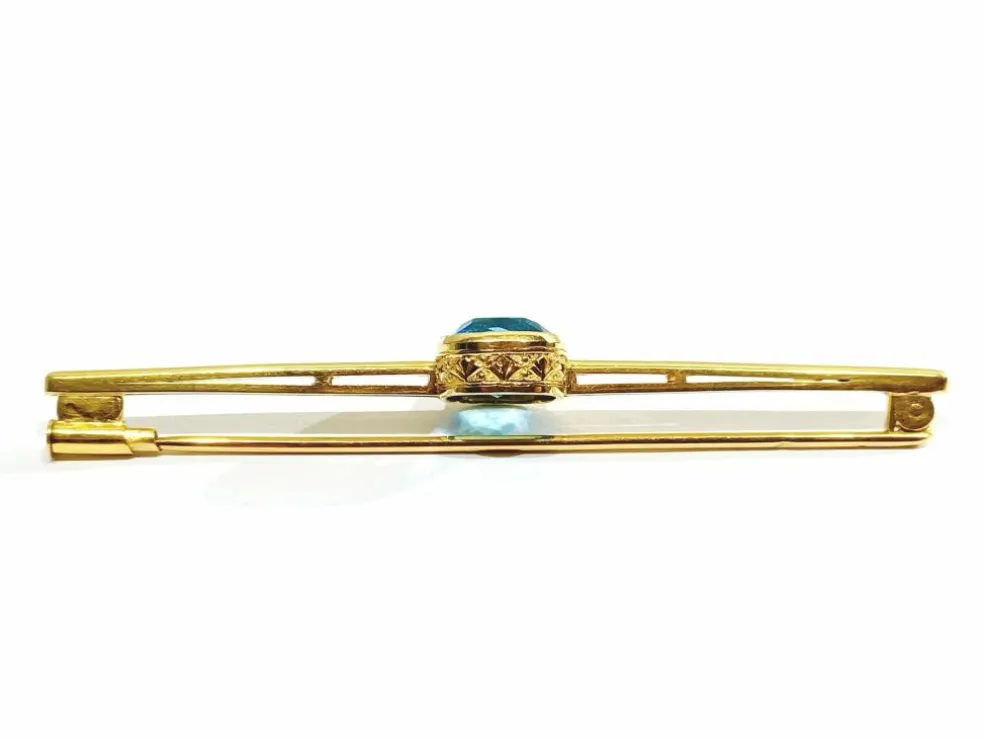 Broche en or et pierre synthétique