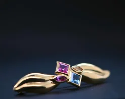 Broche en or jaune 18 carats, ornée de topaze bleue, tourmalines roses et quartz orange