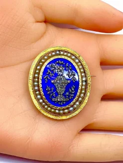 Broche en or jaune , perles fines, diamants, émail bleu vers 1860