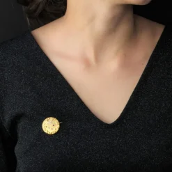 Broche en or jaune au décor floral rubis diamants
