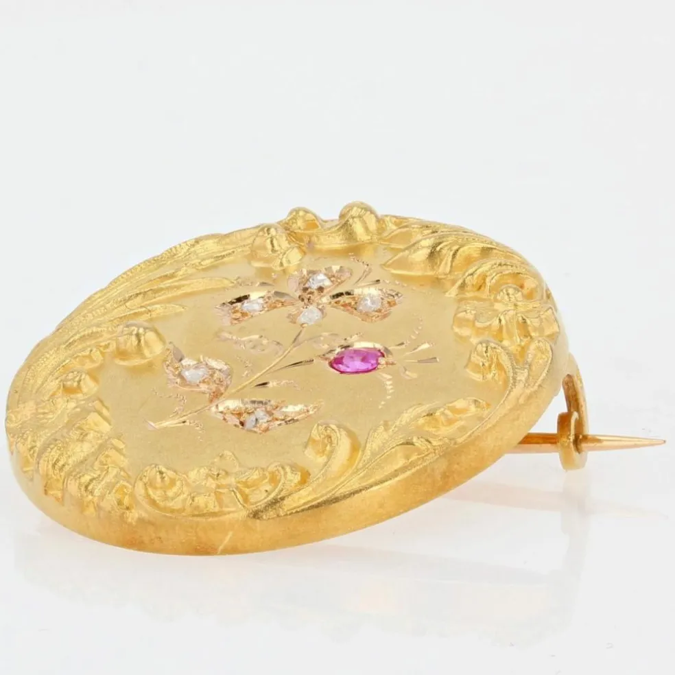 Broche en or jaune au décor floral rubis diamants